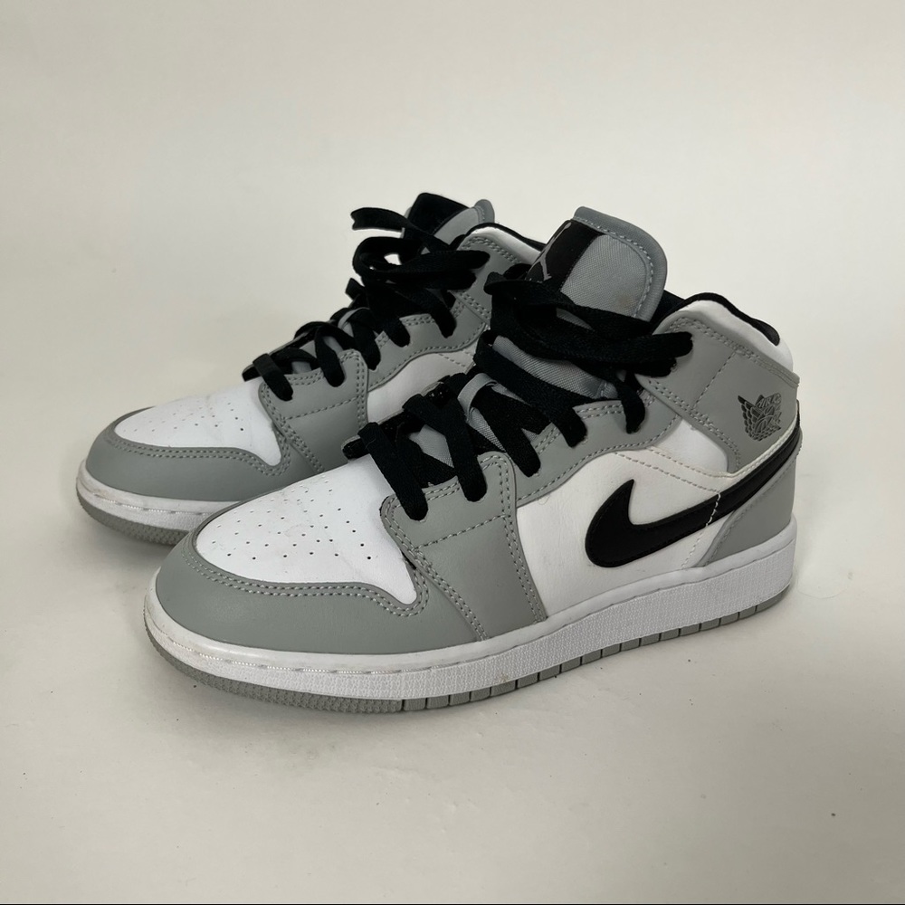Jordan 1s mid light smoke grey